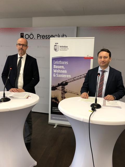 Herwig Pernsteiner, stellvertretender Obmann des Verbandes der gemeinnützigen Bauvereinigungen, und Wohnbaureferent Manfred Haimbuchner (v.l.).   | Foto: Land OÖ/Rüdiger Gimborn