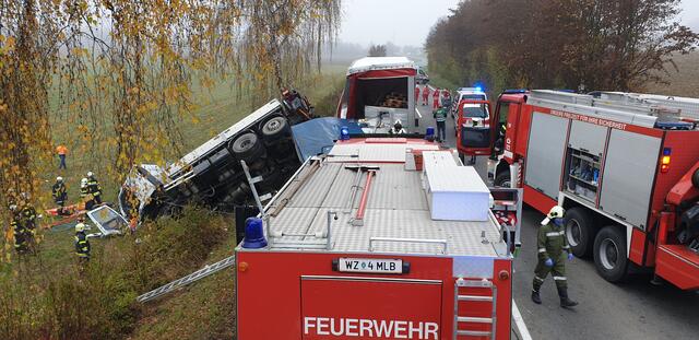 Ein schwerer Verkehrsunfall auf der B68 mit zwei beteiligten PKWs sowie zwei LKWs endete für einen Beifahrer tödlich.