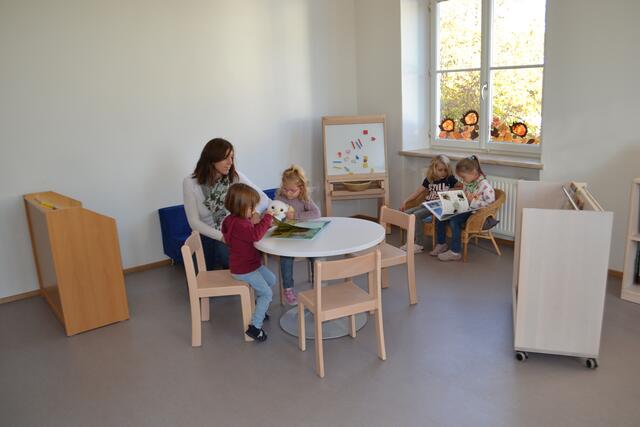 Die Kinder haben nun auch ausreichend Raum, um in aller Ruhe in ihren Lieblingsbüchern schmökern zu können.