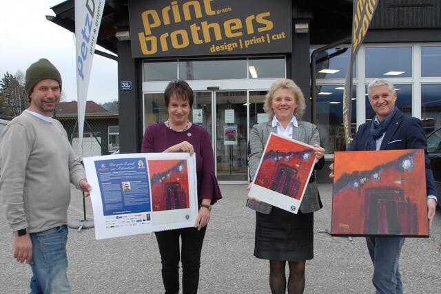 Stolz: Chairman Jürgen Petz, Chairwoman Monika Konrad und die Präsidenten Roswitha Oberlercher-Heitzmann und Adi Lackner mit dem neuen Kunst-Adventkalender und dem Originalwerk.