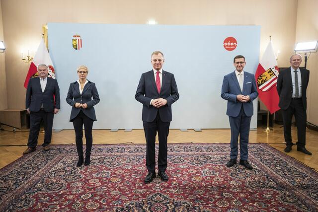 Präsident Johann Kalliauer, Arbeiterkammer OÖ, Präsidentin Doris Hummer, Wirtschaftskammer OÖ, Landeshauptmann Thomas Stelzer, Wirtschafts-Landesrat Markus Achleitner, und Landesgeschäftsführer Gerhard Straßer, Arbeitsmarktservice OÖ (v. l.).