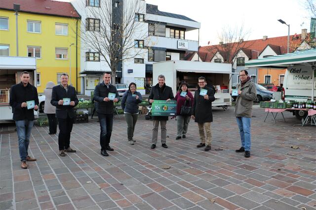Erich Gosch und Hannes Krois mit den Vzbgm. Christa Modl und Stefan Hermann (alle Bildmitte) sowie Gemeinderäte aller Fraktionen stellten in Feldkirchen die Marktcard vor.