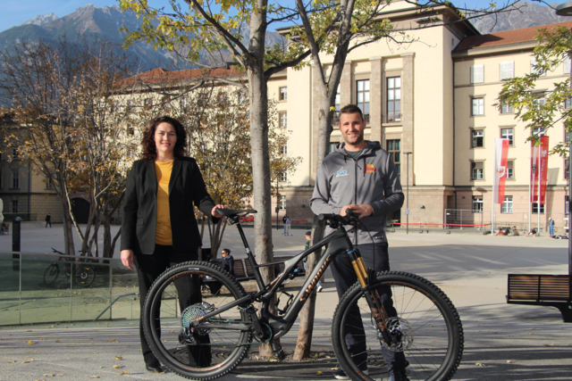 LHStvin Ingrid Felipe und Projektinitiator Hans-Peter Gratt (Inn-Bike) starten gemeinsam mit ÖBB, VVT, Tirol Werbung und Communalp ein neues Bike-Verleih Projekt in Tirol. | Foto: Land Tirol/Rosner