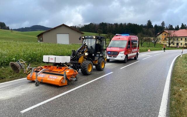 Einsatzkräfte von zehn Feuerwehren rückten aus, um die rund 25 Kilometer lange Ölspur zu binden.