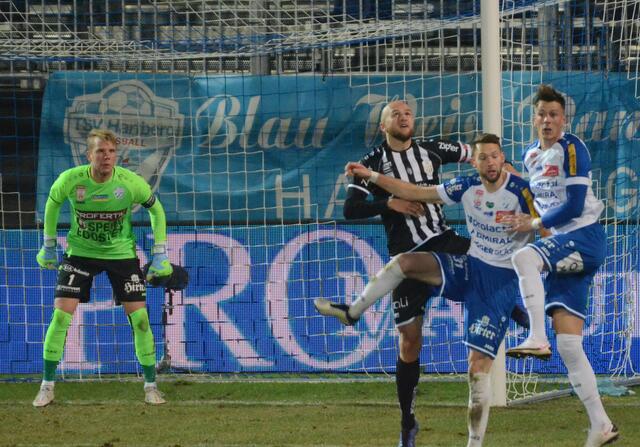 Die stärksten Hartberger auf einem Bild: Torschütze Felix Luckeneder, Abwehr-Bollwerk Thomas Rotter und Keeper Rene Swete (v. r.), dazwischen LASK Kapitän Gernot Trauner. Mehr Bilder auf www.meinbezirk.at. | Foto: KK