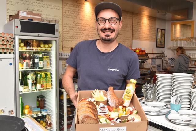 Betreiber Delil vom Cafe Morgenbrot in Hall ist auch im Lockdown für seine Gäste da.