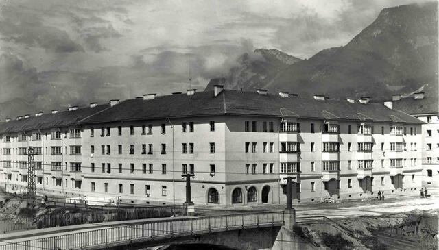 Erster Südtiroler Wohnbau der "Neuen Heimat" mit 125 Wohnungen am Sillufer in Innsbruck - Sebastian-Scheel-Straße/Erzherzog-Eugen-Straße; Frühjahr 1940  | Foto: Stadtarchiv/Stadtmuseum