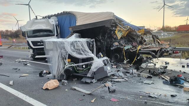 Drei LKW waren in den Unfall verwickelt.  | Foto: FF Neusiedl am See