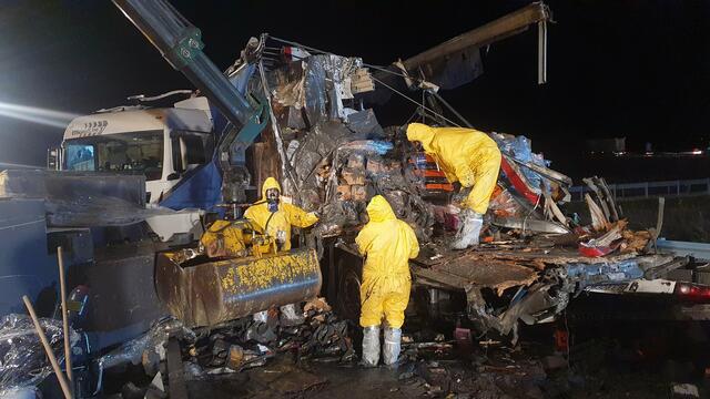 Mit Atemschutz und Overalls wurde gearbeitet.  | Foto: FF Neusiedl am See