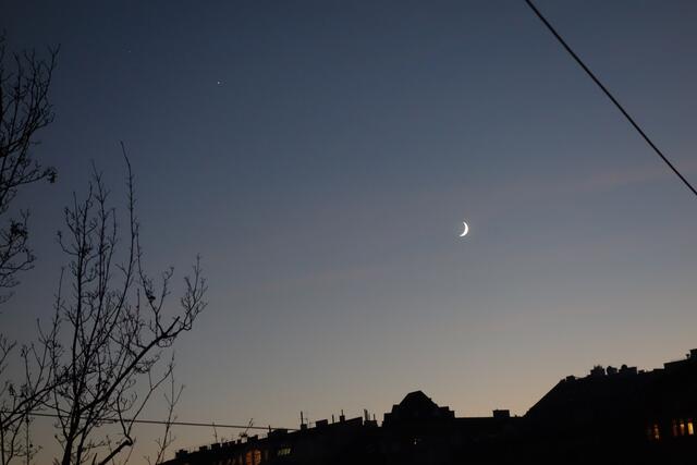 17.11.2020 der zunehmende Mond hat Jupiter und Saturn noch nicht erreicht, die sich langsam einander annähern.