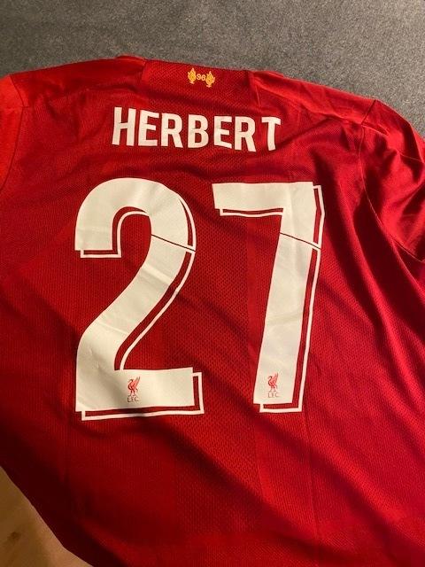 Eine Leistungsschau der Fußballtrikots. Als Reminiszenz an die Vorzeit. Und an die Stadionbesuche. Hier Liverpooldress von 2019.