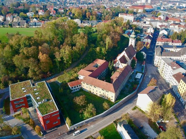 Der Klostergarten mit dem alten Kapuzinerkloster, daneben die Michael Reitter Schule.