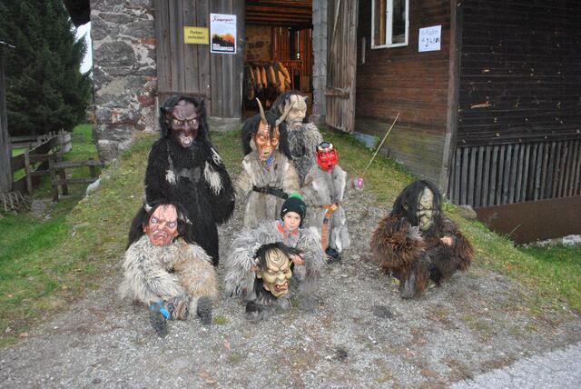 Beliebt: Die Mini-Krampusse der "Schwarzen Teufel". | Foto: Schauerte