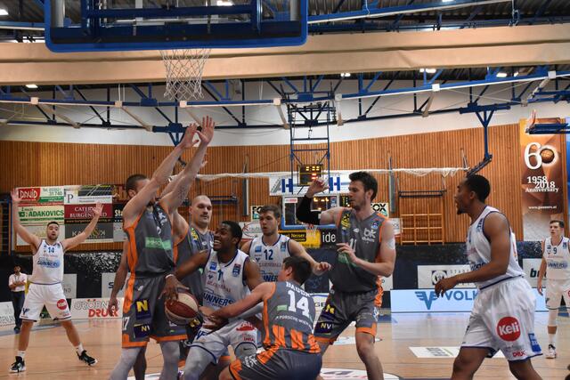 Nigel Pruitt (mit 15 Punkten bester Werfer der Gunners) wird hier gleich von mehreren Dukes-Spielern geblockt.