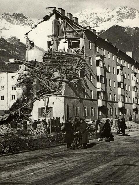 Kriegsschäden der Südtiroler Siedlung Spechbacher Straße 40. | Foto: Stadtarchiv/Stadtmuseum