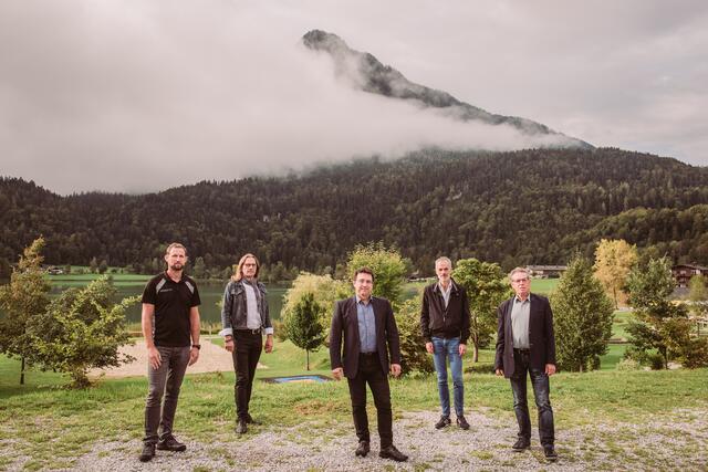 Im Jahr 2022 wird das Leiden Christi in Thiersee neu erzählt (v.l.n.r.): Darsteller Michael Juffinger, Regisseur Norbert Mladek, Kapellmeister Josef Pirchmoser, Schriftsteller Toni Bernhart und Obmann Johann Kröll.