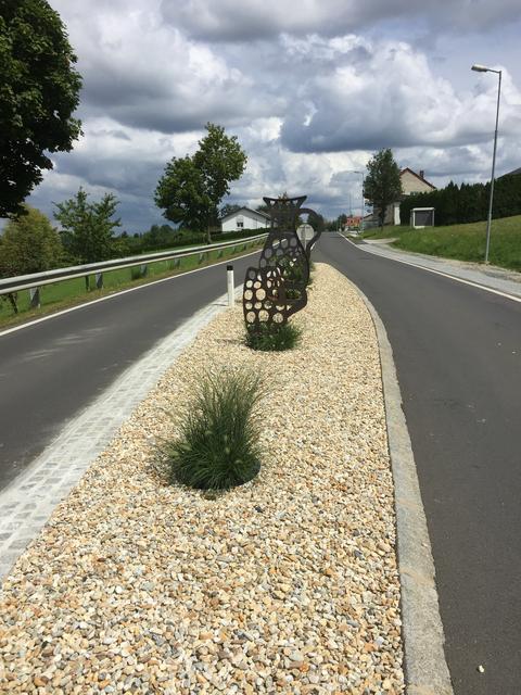 Statt mit reinen Betonflächen wurden die Verkehrsinseln mit Schotter, Pflanzen und Kunstwerken versehen.