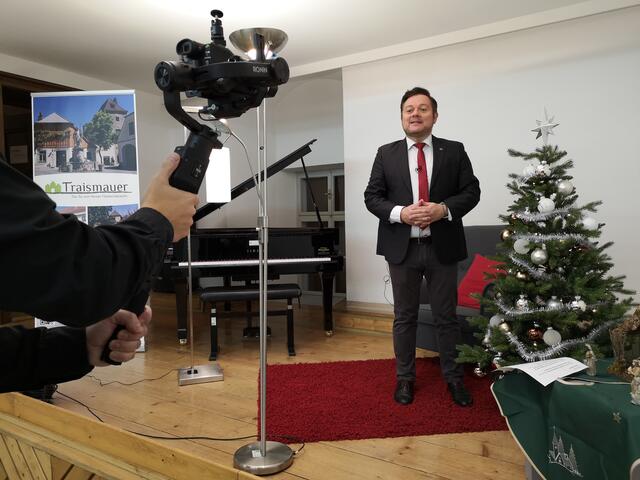 Bürgermeister Herbert Pfeffer beim Videodreh im Festsaal des Schloss Traismauers.