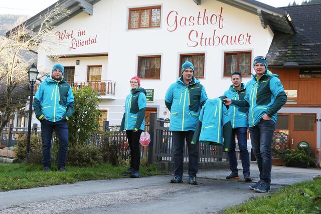 (v.li) Jürgen Michelak, die Sponsoren Monika und Franz Stubauer jun., sowie Daniel Fluch und Helmut Stubauer bei der Übergabe der neuen Vereinskleidung.
