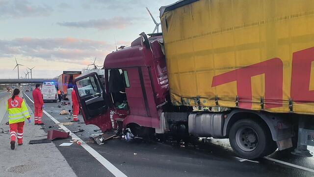 Die verletzten Personen wurden von der Rettung geborgen.  | Foto: FF Neusiedl am See