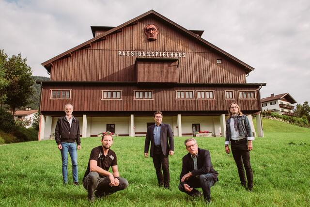 Vor dem Passionspielhaus (v.l.n.r.): Schriftsteller Toni Bernhart, Darsteller Michael Juffinger, Kapellmeister Josef Pirchmoser, Obmann Johann Kröll und Regisseur Norbert Mladek