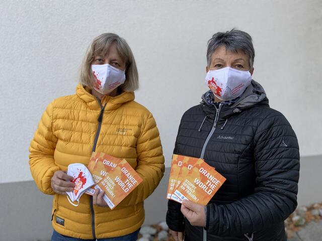 Ingrid Lebersorger und Herta Mikesch setzten mit "Orange the World" ein Zeichen gegen Gewalt in den eigenen vier Wänden.