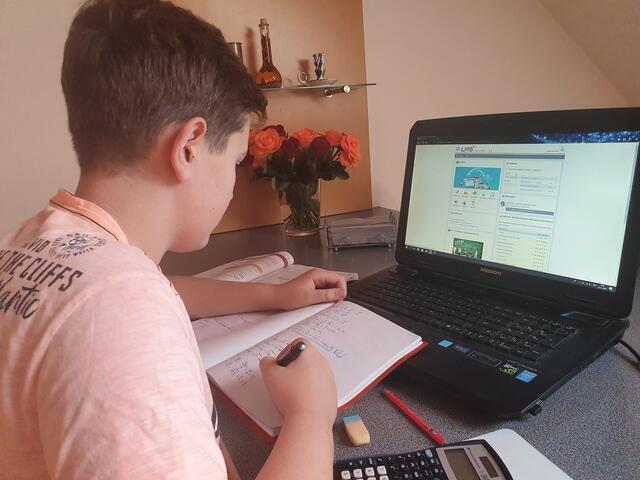 Jakob beim Distance Learning zu Hause.