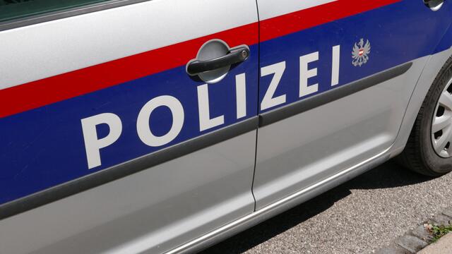 Ein Streifenwagen der Autobahnpolizei Ried wurde direkt im Innenhof von einem Suchtgiftlenker gerammt.