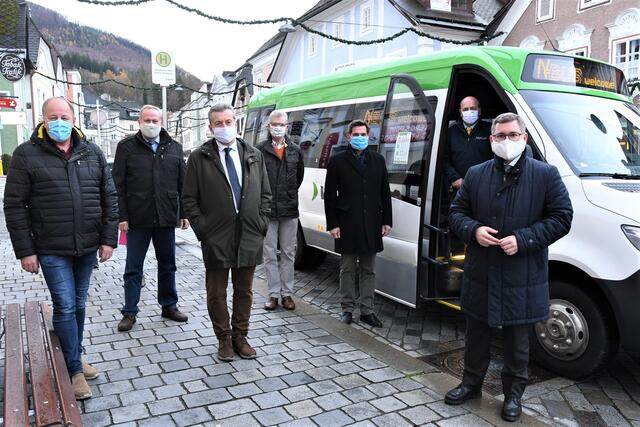 Stadtrat Franz Sommer, Mobilitätsbeauftragter Karl Zankl, Leiter Bezirksverwaltung Franz Hörlesberger, Stadtrat Mag. Erich Leonhartsberger, Bürgermeister Mag. Werner Krammer, Gemeinderat Gjavit Shabanaj und Landesrat DI Ludwig Schleritzko (v.l.)