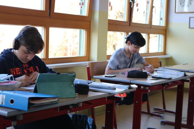 Nur ein kleiner Teil der Schüler wird in der Schule unterrichtet (Bild), die Kindergärten sind hingegen deutlich stärker frequentiert.