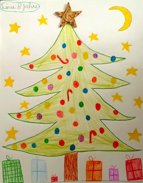 Der Weihnachtsbaum von Lina ist festlich geschmückt.