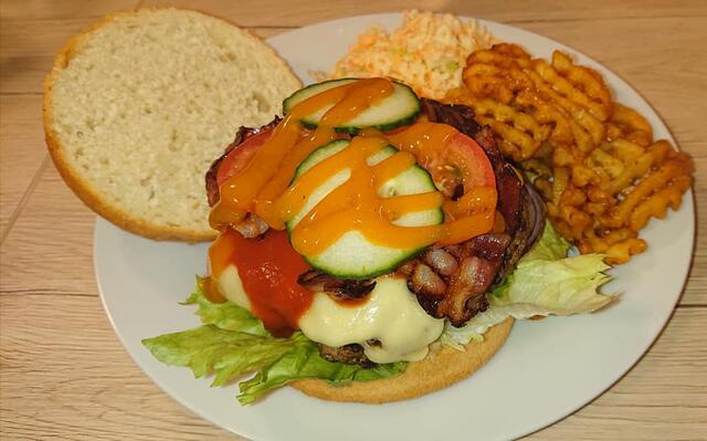 Der feurige Burger, bestehend aus regionalen Produkten. | Foto: Pfeffer