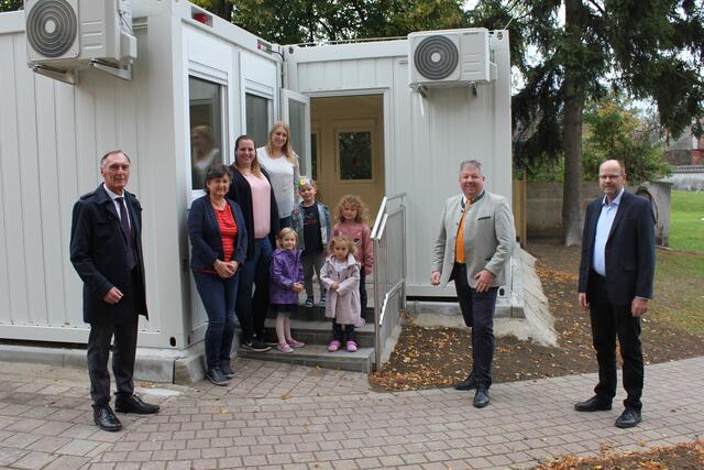 Neue Kindergartengruppe in Poysdorf: Manfred Leisser, Maria Wißmann, Eva Seidl, Katja Keppert, Eva Resch, Sandro Schreiber, Florentina Bold, Anna Mattner, Thomas Grießl, Erich Grabler.