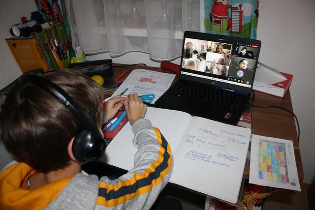 Die Kinder werden zu Hause via Stundenplan unterrichtet – sowohl zu Pädagogen als auch zu Klassenkameraden wird mittels Teams ein Kontakt hergestellt.