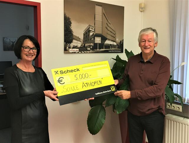 Sabine Winkler übergibt den Spendencheck in der Höhe von 5.000 Euro im Namen von Baumeister Robert Winkler an den Initiator von Schule Äthiopien Peter Krasser.