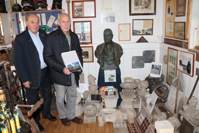 Wolfgang Stiawa und Helmut Heimel in der Ecke des Museums, die Adolf Baron Pittel gewidmet ist
