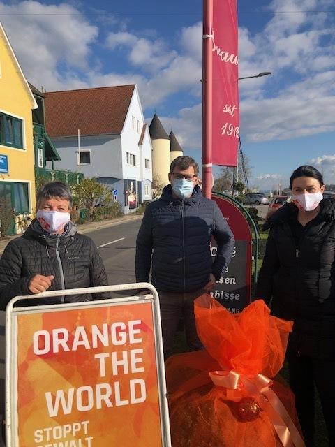 Herta Mikesch, Bürgermeister Peter Grafeneder und Barbara Braun setzen in Marbach ein Zeichen.