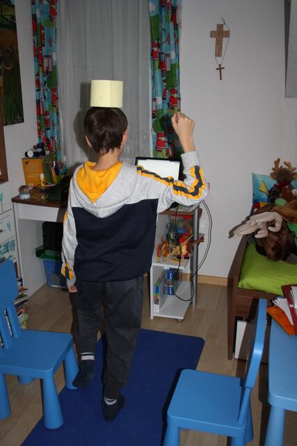 ….selbst der Turnunterricht kann mittels „Distance Learning“ erfolgen, im Bild zu sehen: Ein Kind, das Balanceübungen nach Anleitung macht.
