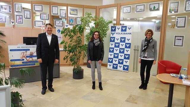 Gaben den Startschuss für den BRG-Adventkalender 2020 und haben für das Foto kurz die Maske abgenommen: Hauptsponsor Direktor Rainer Kuhnle (Volksbank NÖ), Schulleiterin Elisabeth Buchinger-Glaser (BRG Ringstraße) und Direktorin Regina Holzer (ASO Krems)