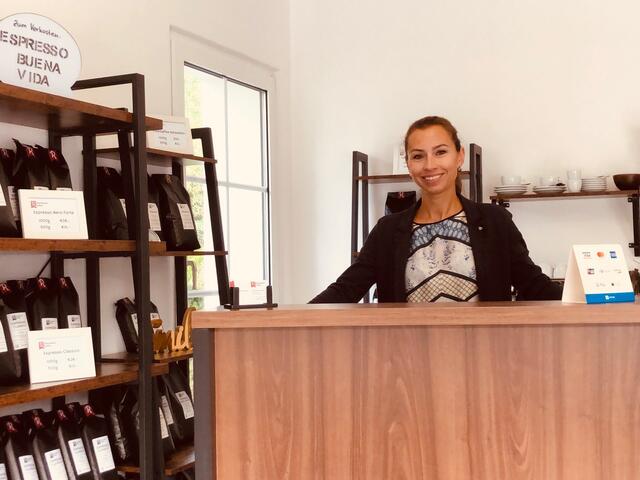 Linda Horvath im Kaffee Shop "Röstmeister Kaffee" in Brand Laaben | Foto: L. Horvath