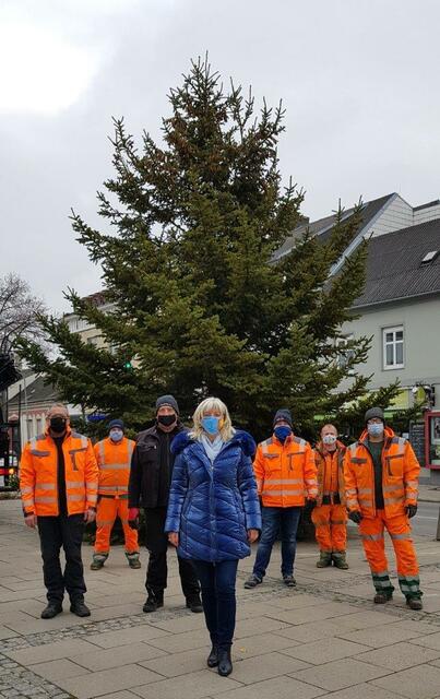 Bürgermeisterin Lisa Böhm bedankte sich bei den Arbeitern fürs gekonnte Aufstellen des Christbaumes.