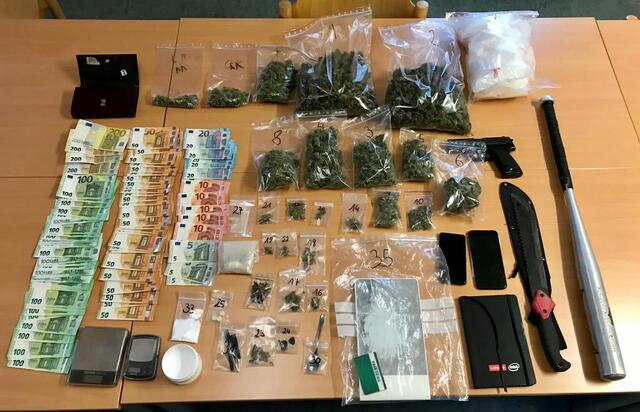 Bei diversen Hausdurchsuchungen wurden Drogen, Waffen, Bargeld und Verpackungsmaterial sichergestellt. 40 Personen wurden in Folge angezeigt.