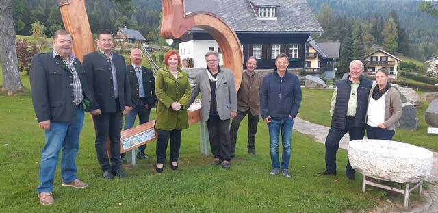 Beim Geopark in Glashütten (v.l.): Hugo Zmugg, Schwanbergs Vizebgm. Hannes Aldrian, Bernhard Koch, die scheidenden Funktionäre des Tourismusverbandes Christa Lohr und Obmann Rupert Mauthner, Josef Koch und Bürgermeister Karl-Heinz Schuster. Ganz rechts sind die neuen Besitzer des Alpengasthofs Glashütten, Hartmut und Mareike.