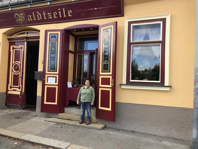 Die Wirtin der Waldtzeile will eine Chronik über ihr Gasthaus erstellen.