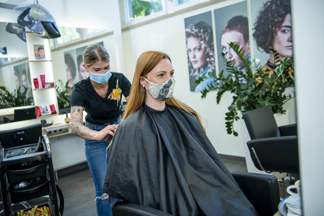 Wie die gesamte Friseur- und Kosmetikbranche ist dm von spürbaren Umsatzrückgängen im Bereich der Studios betroffen. Von 15. März bis 1. Mai mussten die Studios komplett geschlossen halten.