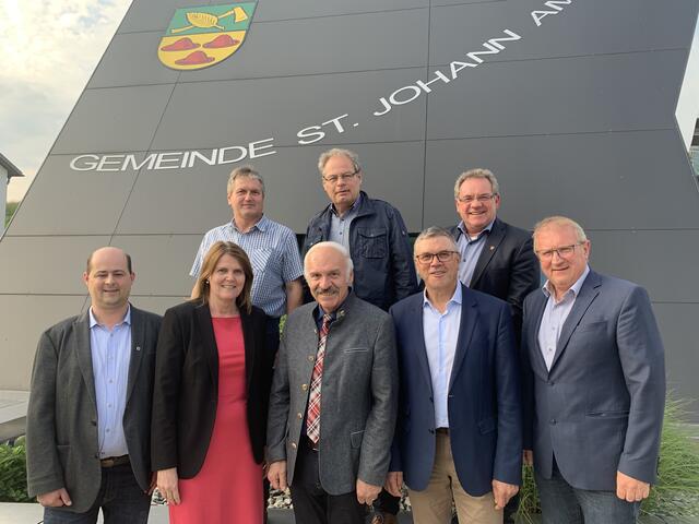 Die SPÖ-Bürgermeister im Bezirk Braunau schlagen aufgrund der finanziellen Gemeindesituationen Alarm. 
v.l.n.r.: Andreas Stuhlberger, Gabriele Knauseder, Friedrich Schwarzenhofer, Erich Rippl, Manfred Emersberger, Gerhard Berger, Gerner Horst, Hannes Prillhofer. | Foto: SPÖ Braunau