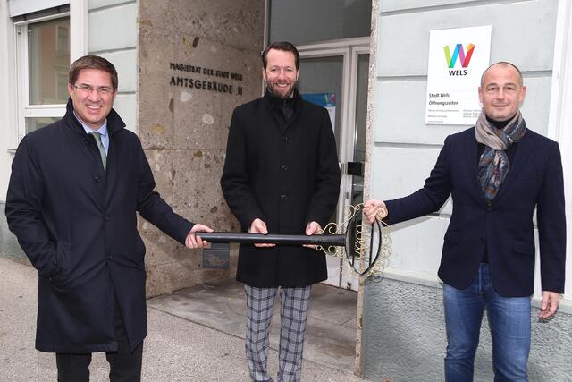 Bürgermeister Andreas Rabl, Florian Kammerstätter und Michael Holter bei der symbolischen Schlüsselübergabe (v.l.).