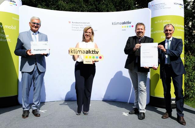 Bundesministerin Leonore Gewessler überreicht die Klimaaktiv-Urkunde an Bürgermeister Thomas Grießl.