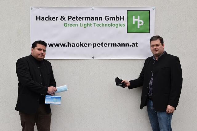 Martin Hacker und Markus Petermann bieten auch qualitativ hochwertige Mund-Nasen-Schutzmasken zum Verkauf an.
