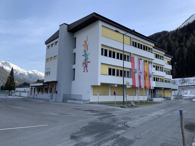 Bis die Kinder wieder „ihre“ Mittelschule St. Anton am Arlberg besuchen können, werden sie mittels Homeschooling unterrichtet – diese Lösung erweist sich für alle Seiten als sehr zufriedenstellend.